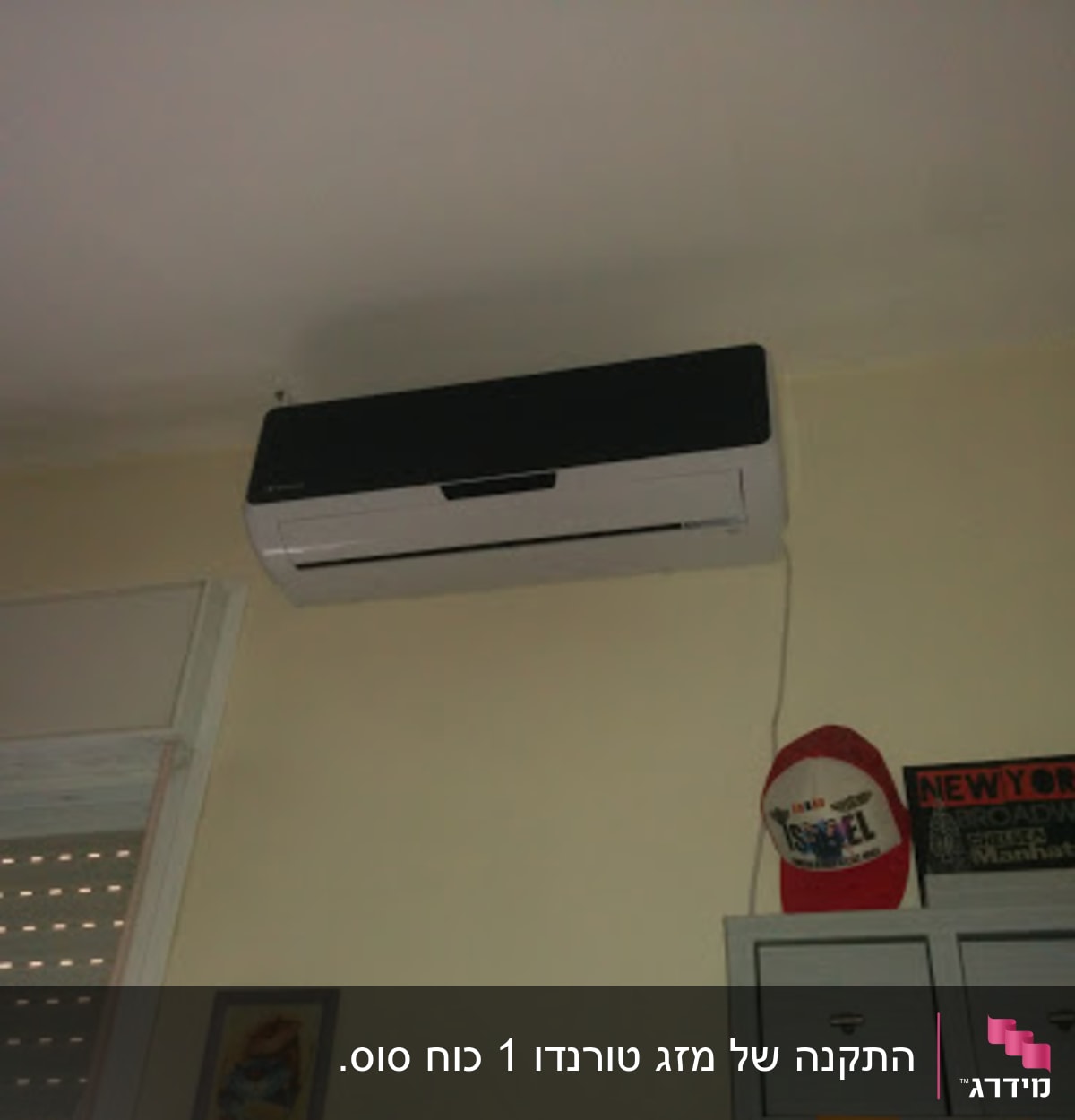 מזגן מותקן על קיר עם כבל חשמל